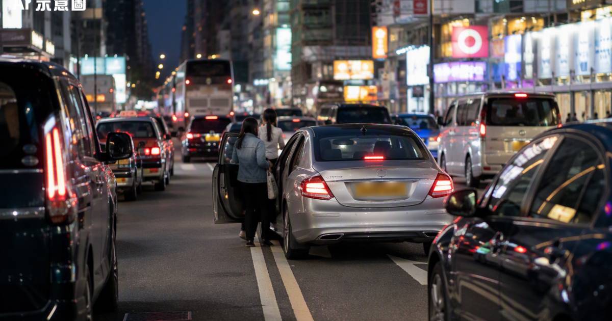 旺角彌敦道私家車霸氣攔路接載2人　未閂車門即開車網民揭一驚心內幕