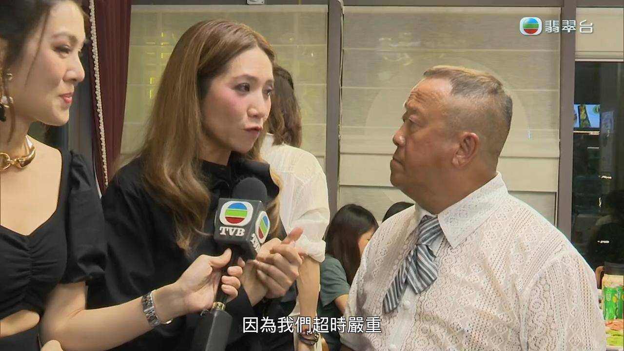 中年好聲音4 曾志偉 主持車婉婉為製作組解畫,解釋是因為節目嚴重超時,導致整個流程變得倉促。(圖片來源:TVB)