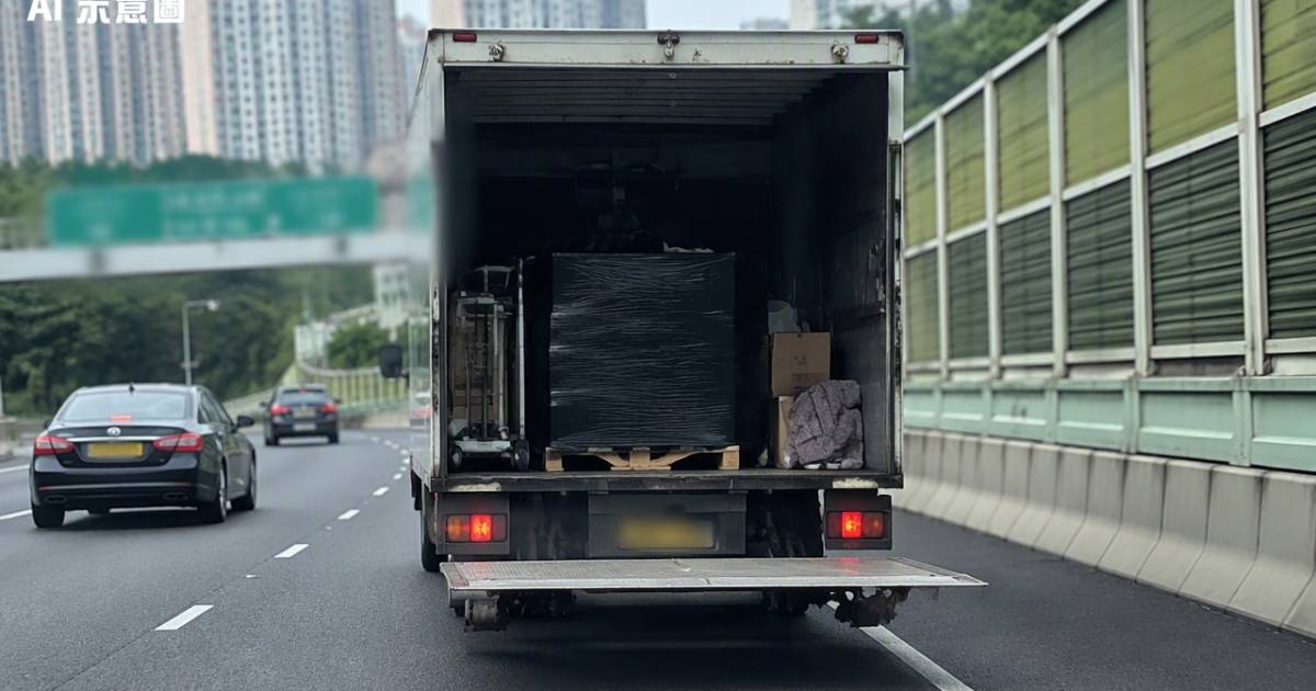 青衣貨車尾板當街大開狂飆！後車好心狂呠提醒反惹一驚人舉動