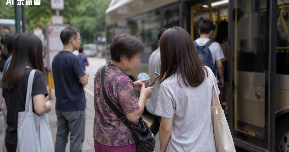 藍風扇大媽2度出沒狂捉路人較手機！街坊看穿駭人騙局最終下場曝光