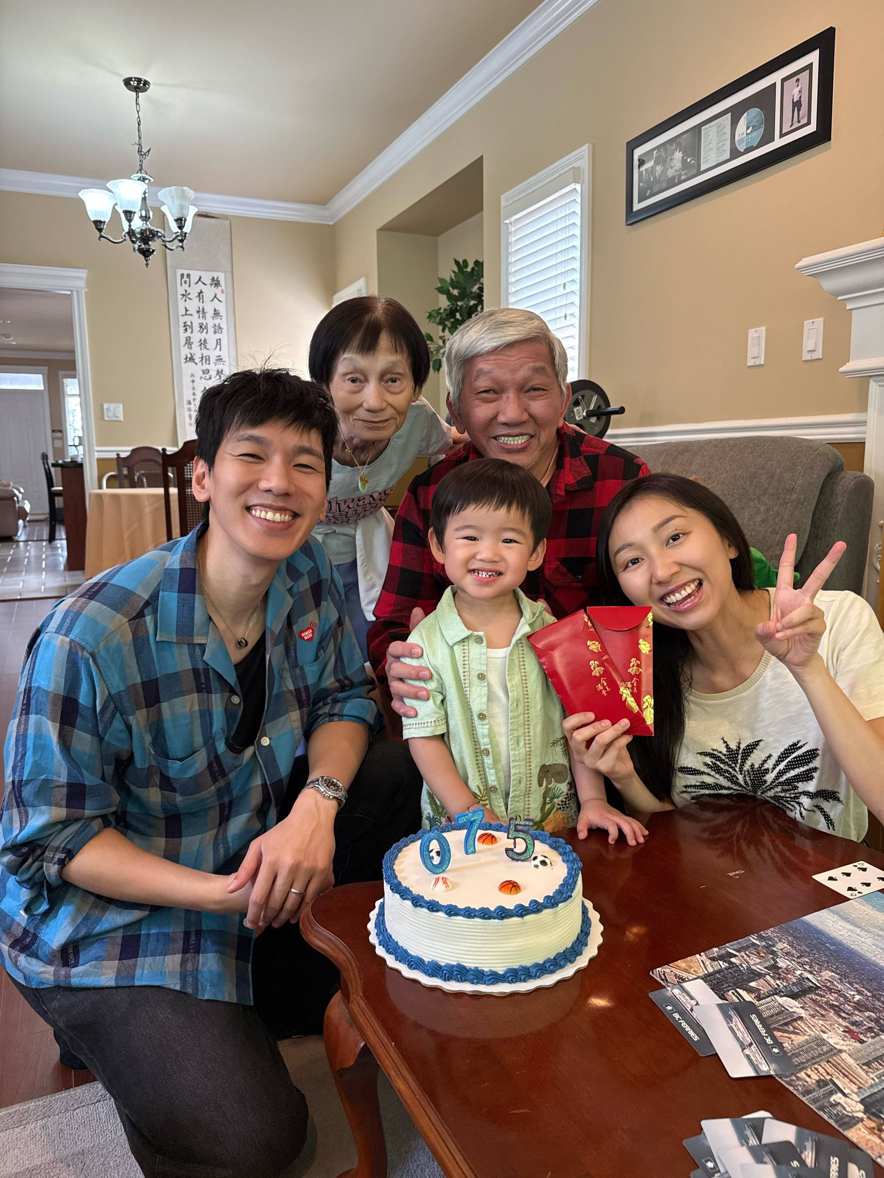 viutv 孩子你怎樣長大 林奕匡與太太上月帶Darrien返加拿大,到訪他以前成長的地方,還與爸爸爸媽媽慶祝生日。(圖片來源:林奕匡IG)