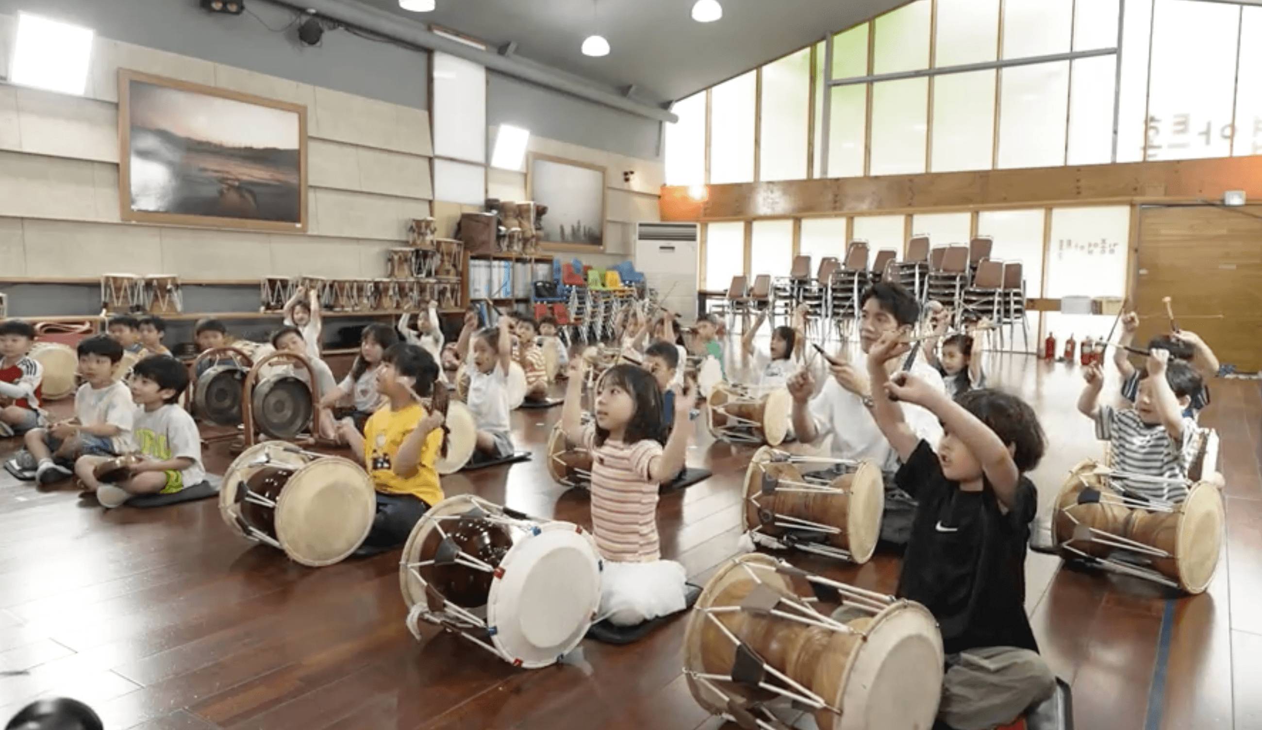 viutv 孩子你怎樣長大 林奕匡與同學們打鼓,他很欣賞當地自細培養小朋友打拍子。(圖片來源:ViuTV)