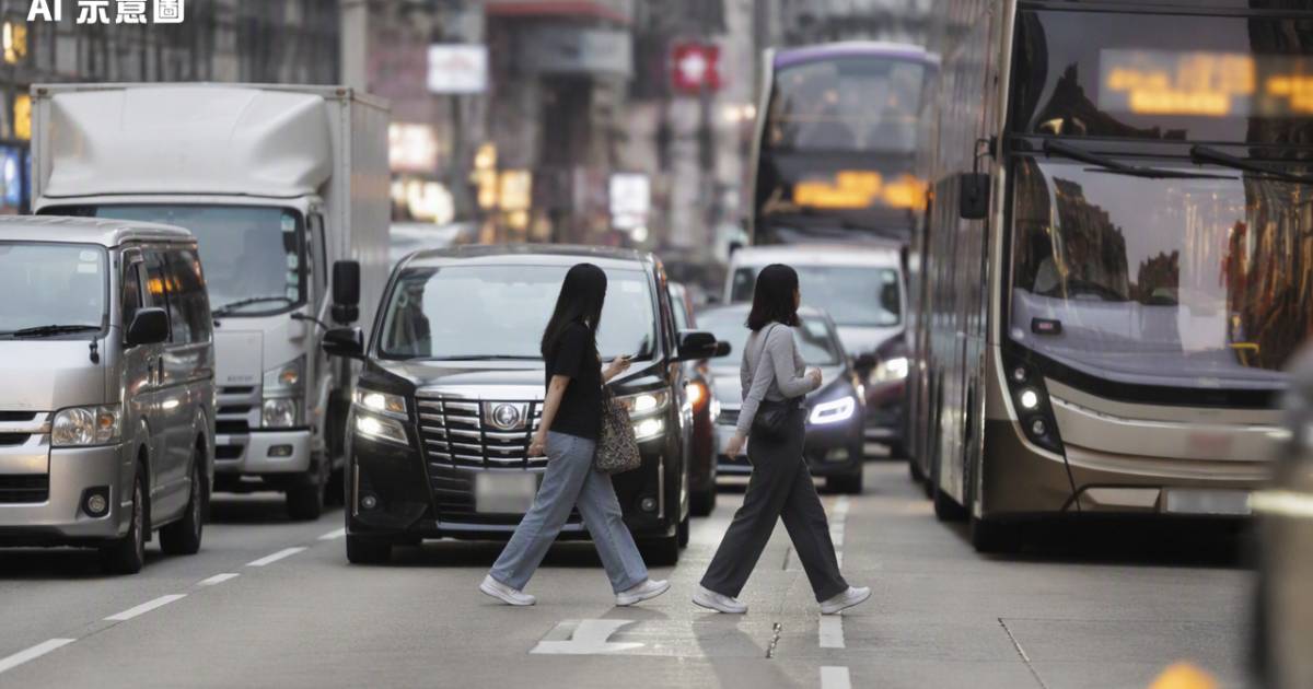 旺角2女棄天橋慢遊馬路惹眾怒司機開窗怒轟揭出違規沉重代價
