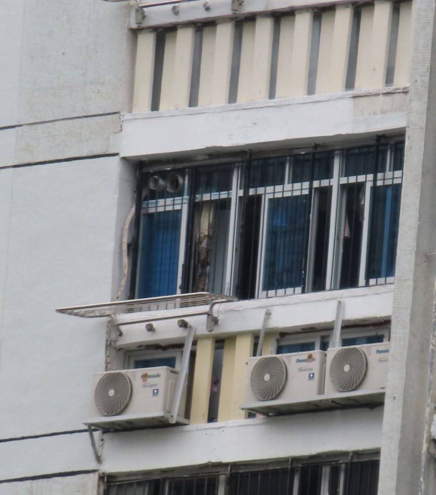 公屋違規 友愛邨 友愛邨不少單位都有類似改裝。(圖片來源:屯門友愛邨突發事件關注組 )