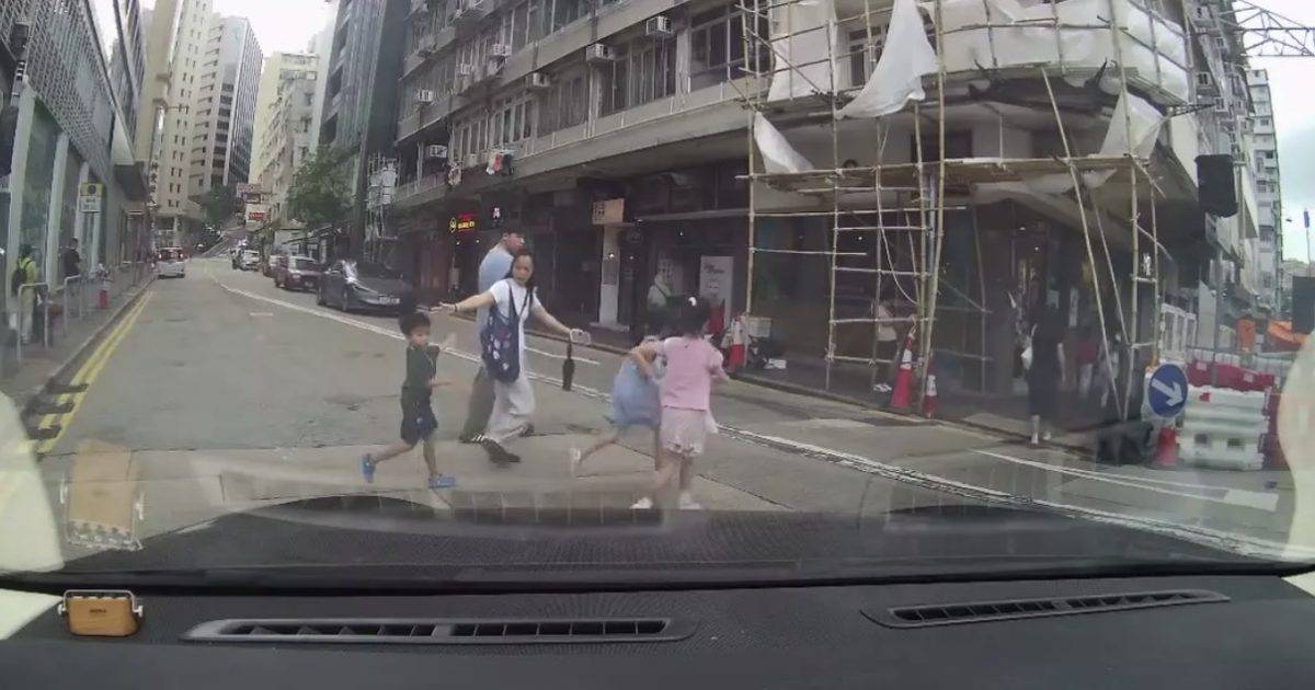 尖沙咀一家五口｜無視車輛「趕羊式」衝出馬路！3小孩亂竄險被撞｜網民怒轟：生仔要考牌！