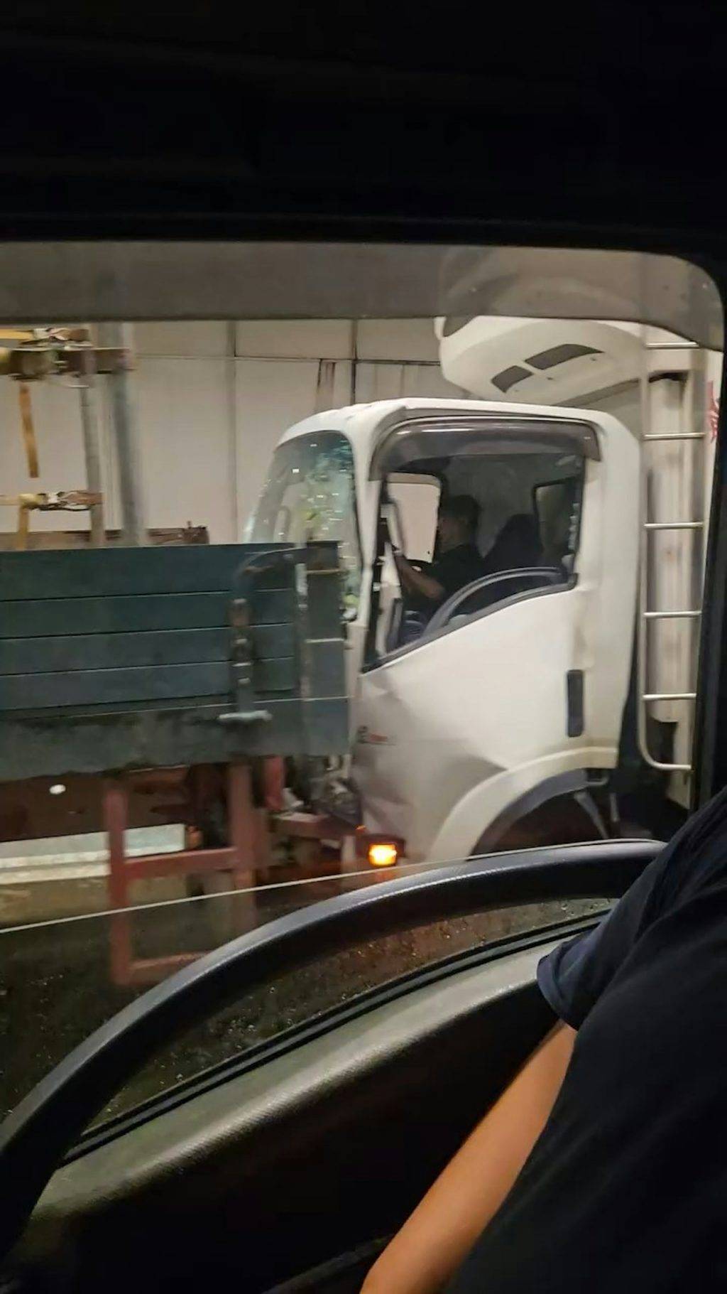 大欖隧道車禍 五車相撞 大欖隧道多車相撞,有密斗貨車司機被困車內,腳部遭夾住(圖片來源:fb車cam L(香港群組))