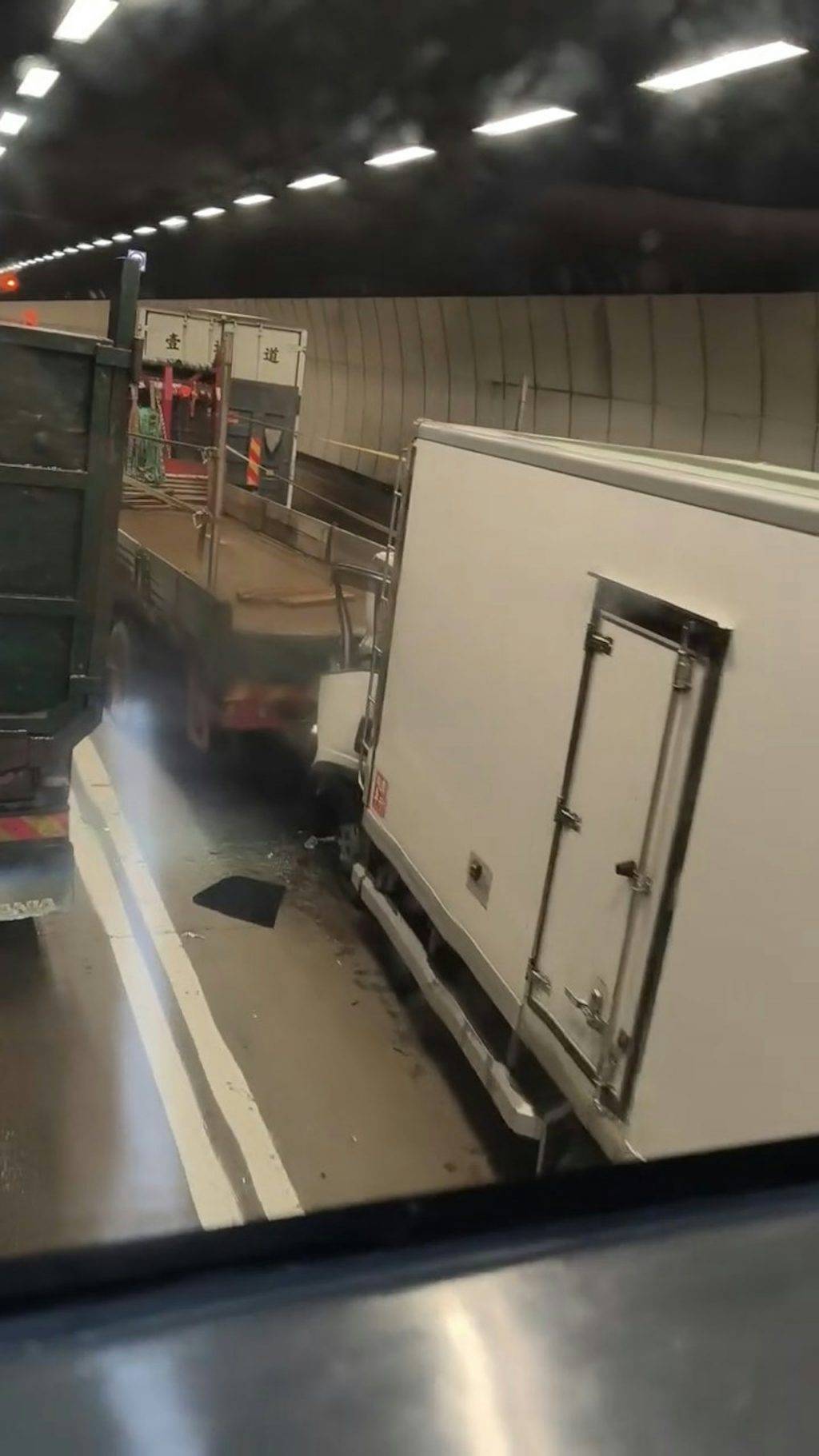 大欖隧道車禍 五車相撞 (圖片來源:fb車cam L(香港群組))