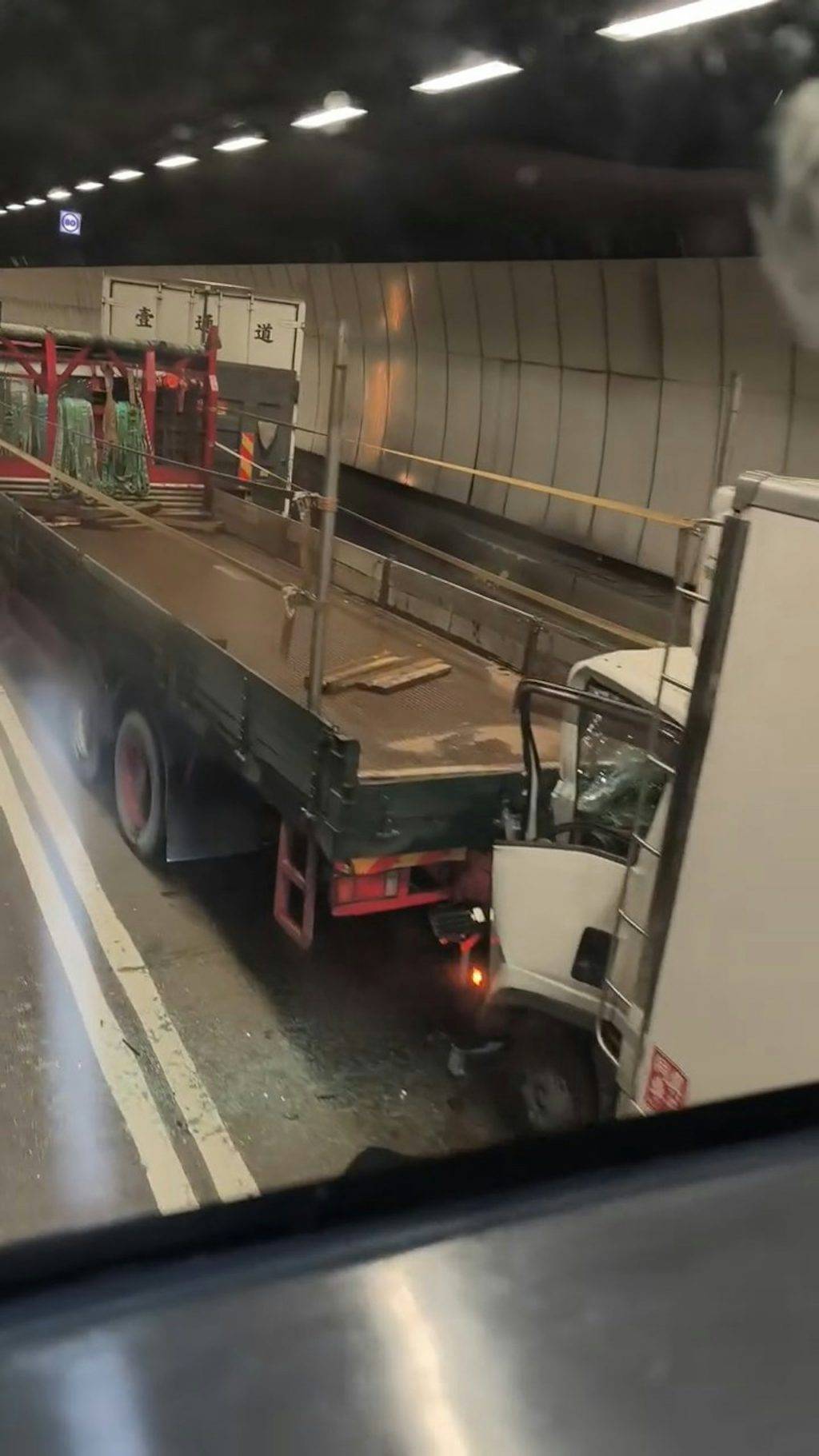 大欖隧道車禍 五車相撞 (圖片來源:fb車cam L(香港群組))