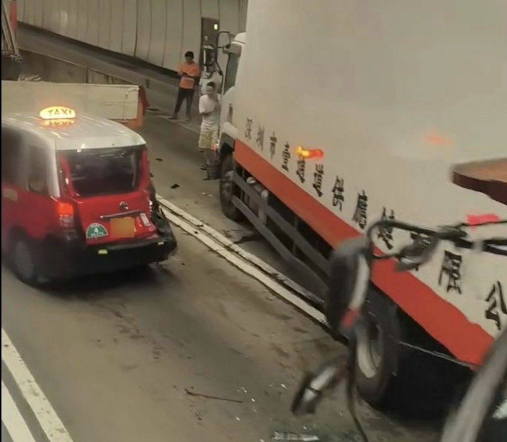 大欖隧道車禍 五車相撞 (圖片來源:fb車cam L(香港群組))