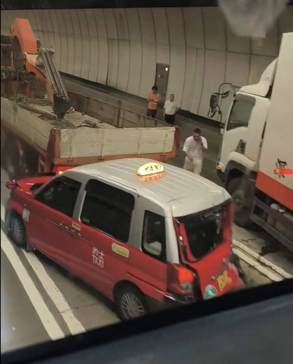 大欖隧道車禍 五車相撞 (圖片來源:fb車cam L(香港群組))