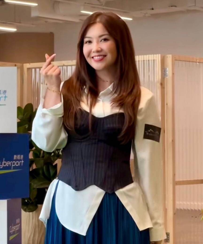 練美娟 郭子豪 今次練美娟在劇中挑戰極度自戀且浮誇搞笑奉科長一角,為此付出極大代價。(圖片來源:Viu11HK)
