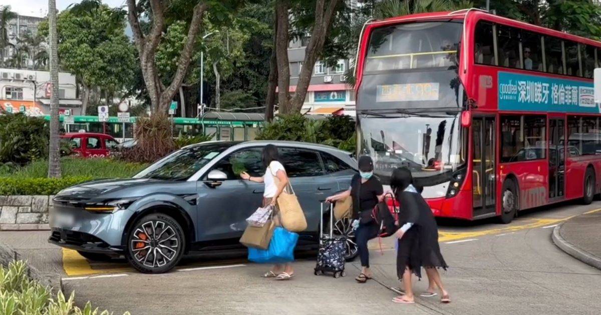 西貢碼頭私家車霸黃格阻九巴！三女一童「慢活落客」惹公憤最終下場曝光