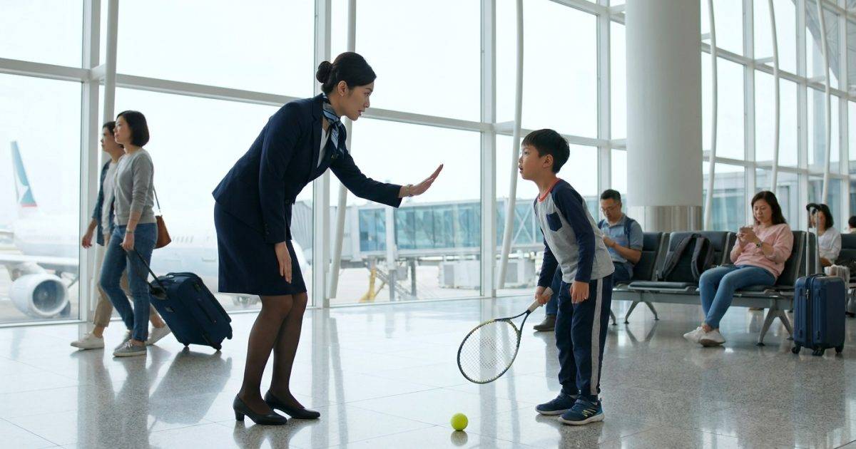港童機場禁區旁若無人練網球！家長抖音1句「純粹」言論惹公憤 網民：唔識教！