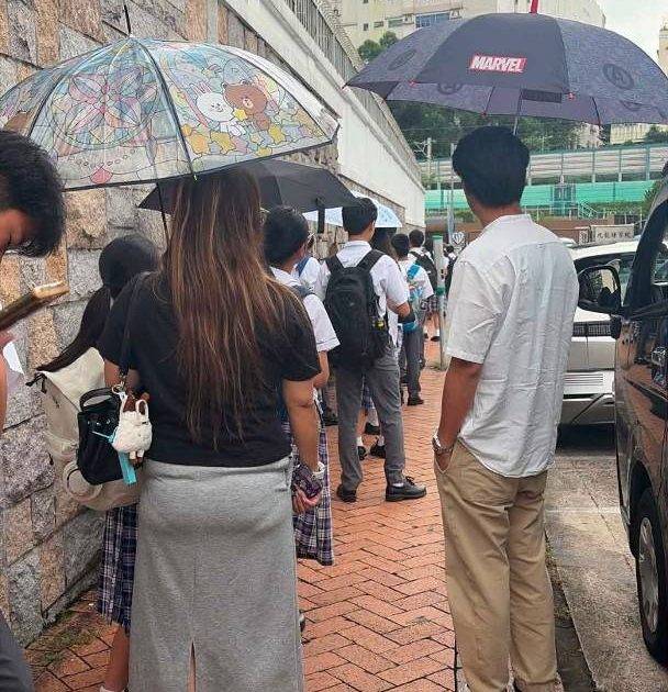 開學日2校嚴查儀容 學生開學冒雨排隊檢查儀容 頭髮唔合格半校學生即留堂 附校方及教育局回應