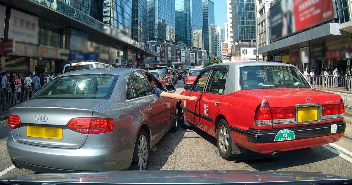 Audi司機切線失敗｜竟出手強開的士車門硬攝位！網民怒轟：創意定犯法？