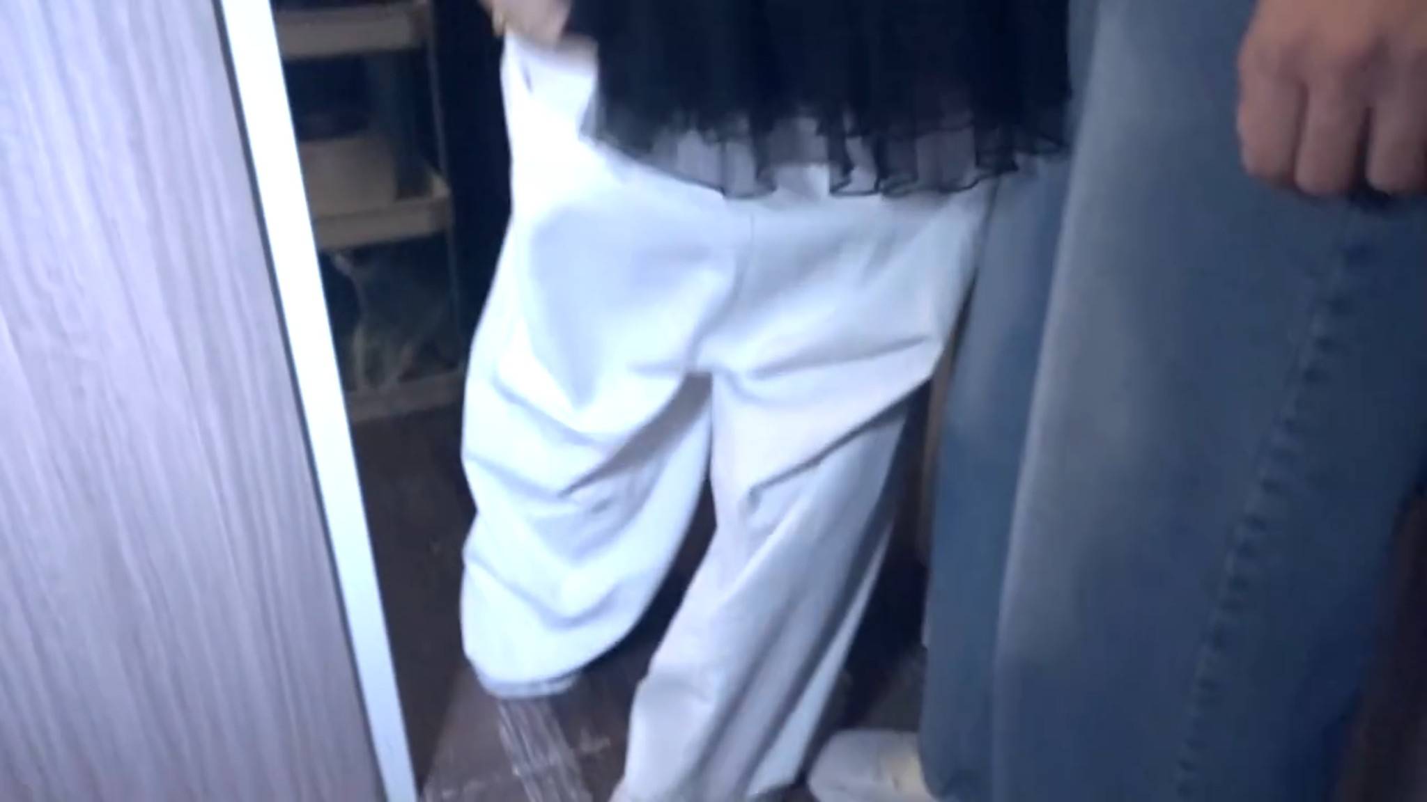 東張西望 甘詠寧 性感女技師即場着返長褲。(圖片來源:TVB)