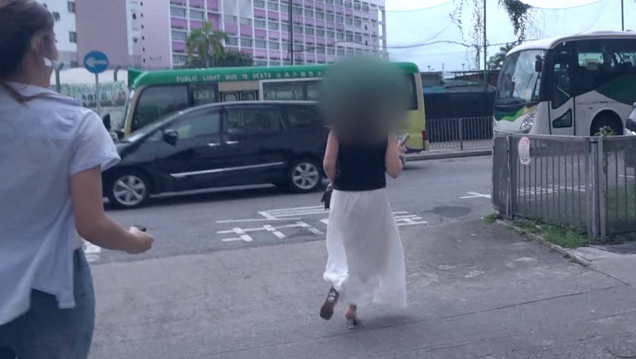 東張西望 甘詠寧 女技師穿著高踭鞋奔逃。(圖片來源:TVB)