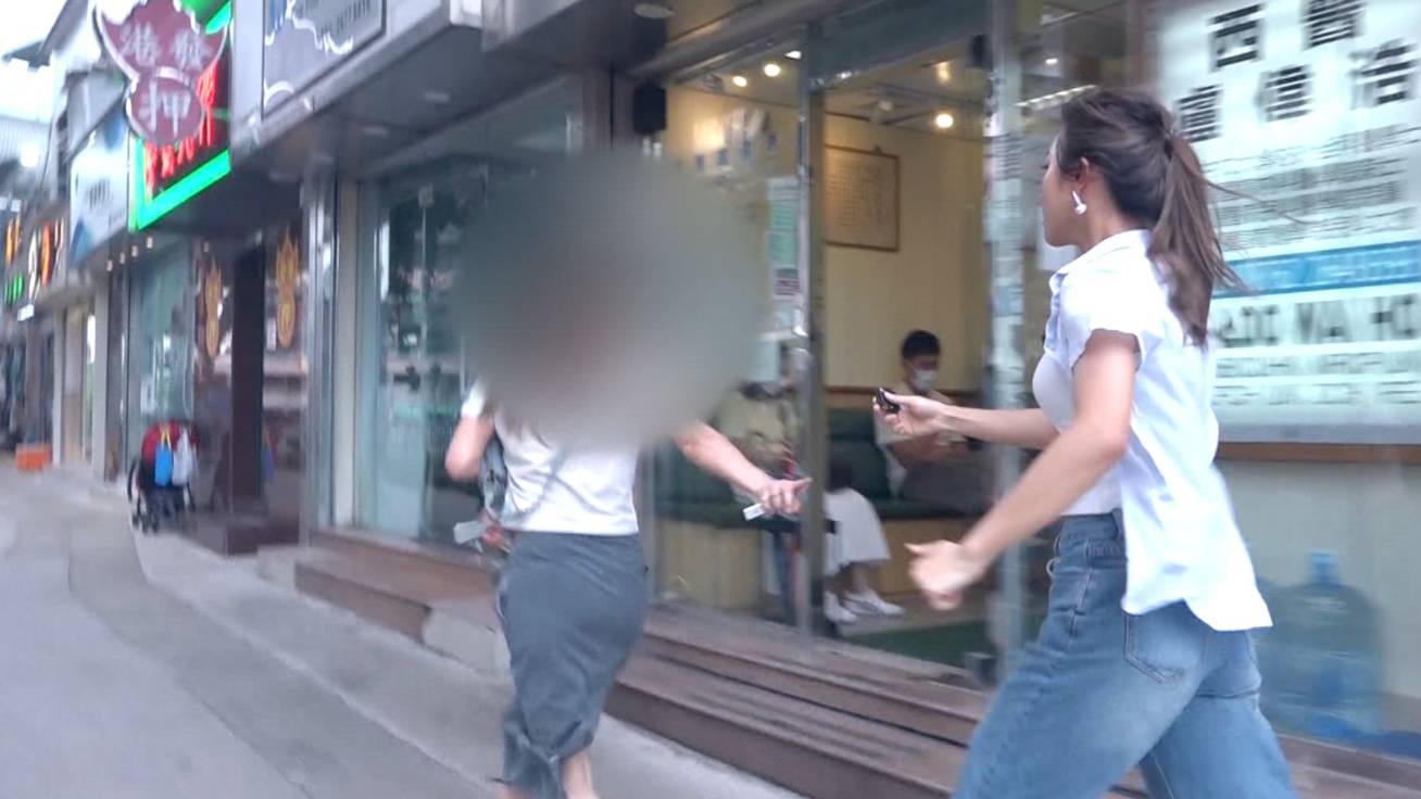 東張西望 甘詠寧 這名女技師被甘仔追逐採訪時一概不回應提問。(圖片來源:TVB)