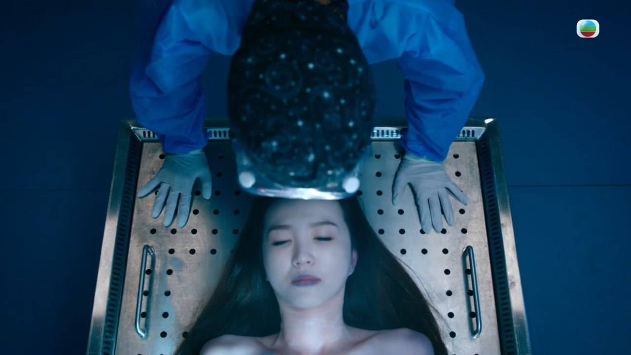 死有對證 越鬧越紅 吳若希角色最後由陳曉華親自解剖,其實係結局篇的關鍵劇情。(圖片來源:TVB)