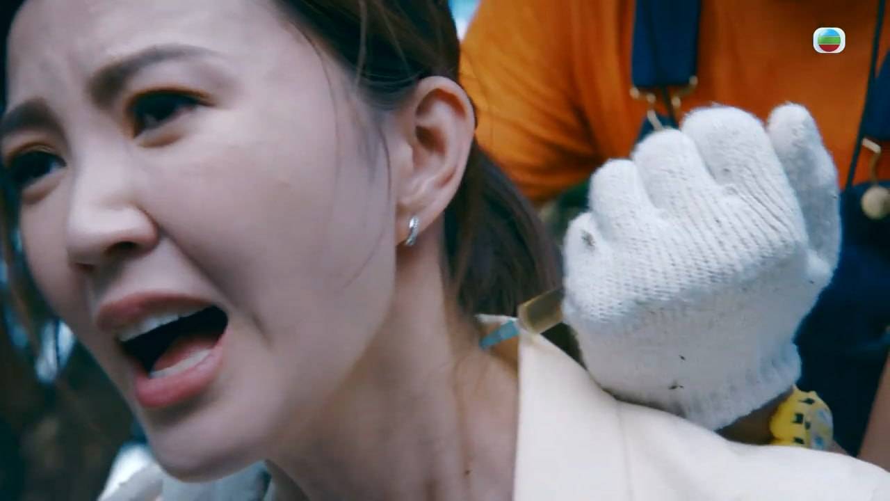 死有對證 越鬧越紅 角色遭逢不測被打毒針。(圖片來源:TVB)