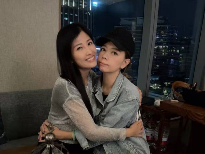 49歲鍾麗淇入ICU 周家蔚貼相後首現身醫院探望 與好友湯盈盈姚樂怡齊封口 僅4字交代惹關注