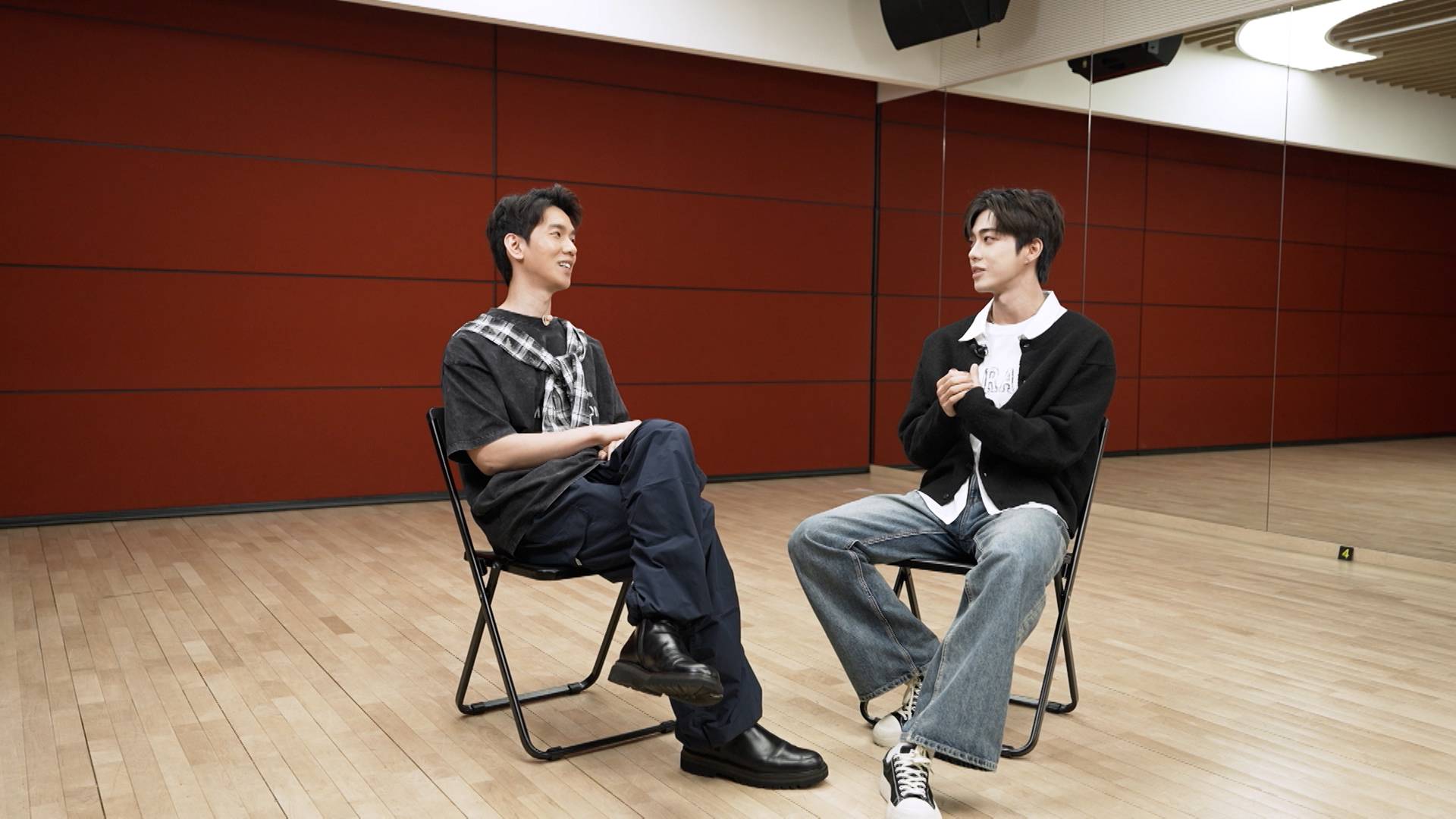 Rowan 已認為比前輩當年的訓練輕鬆,Phil 更揚言期望日後有機會與 Rowan 在音樂上合作。.jpg/raw