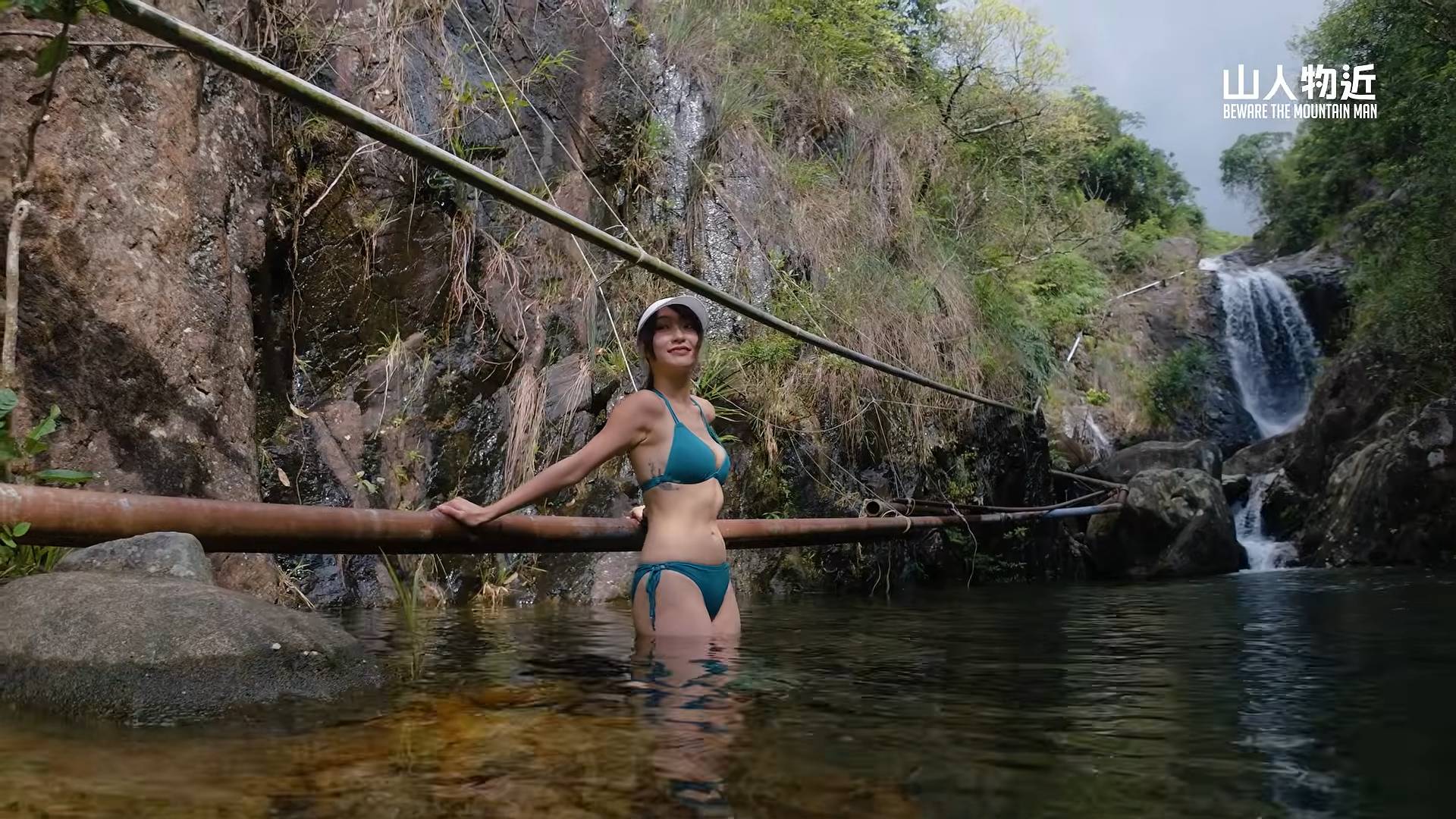 東張西望 山人物近 大批網民對雪兒穿 Bikini 踩水管打卡的行為表示極度不滿。(圖片來源:YouTube@山人物近)