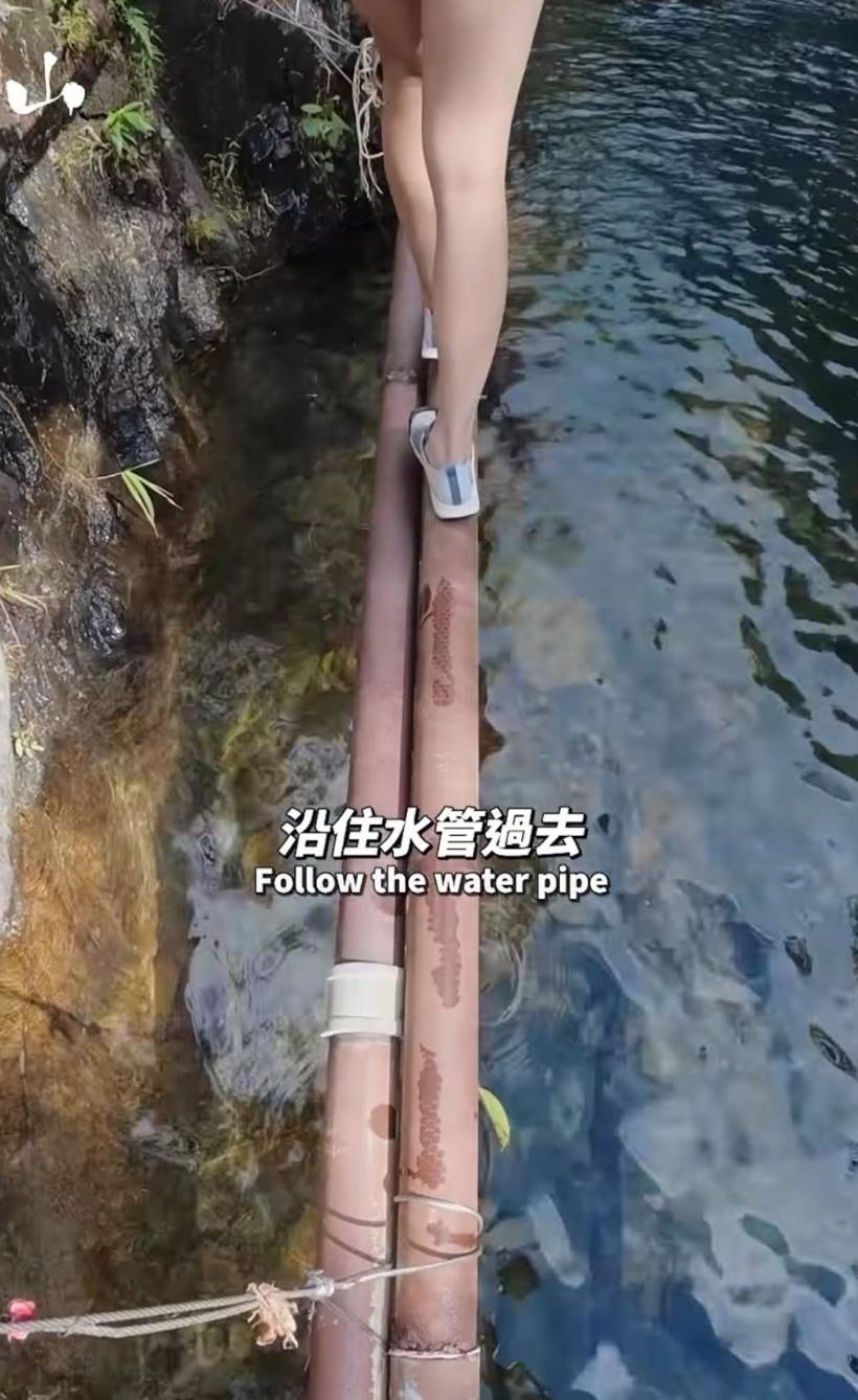東張西望 山人物近 影片字幕寫有「沿住水管過去」等字眼,並有人持自拍器材於水管旁取景,遭到網民批評。(圖片來源:YouTube@山人物近)