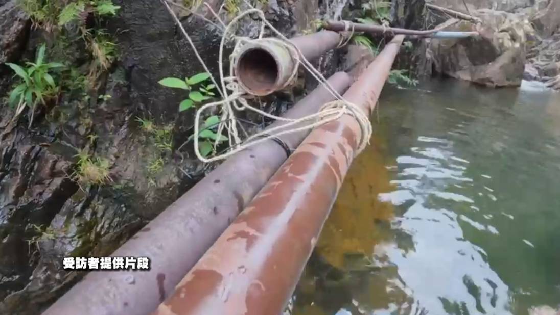 東張西望 山人物近 現場由廢棄水管搭建成棧道。(圖片來源:TVB)