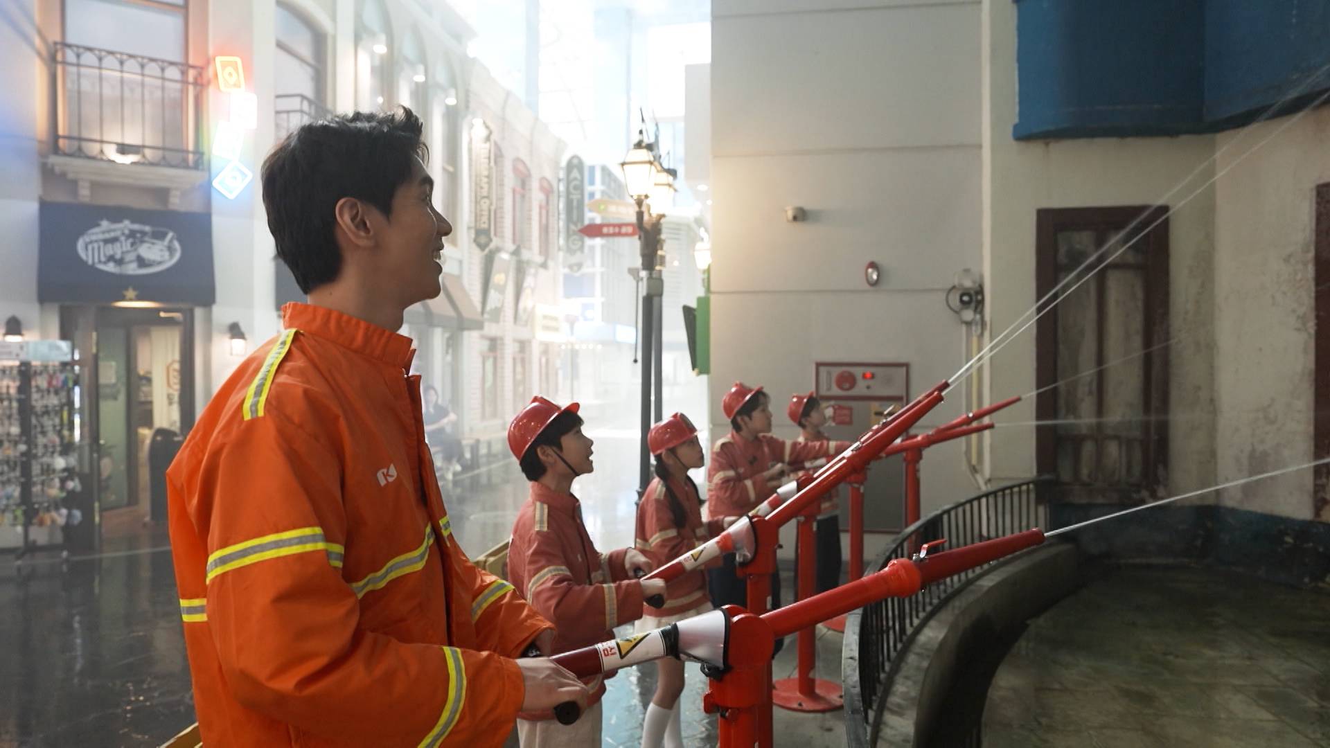 館內更設有消防員體驗,不但需要出動消防車,更要親自救火。.jpg/raw