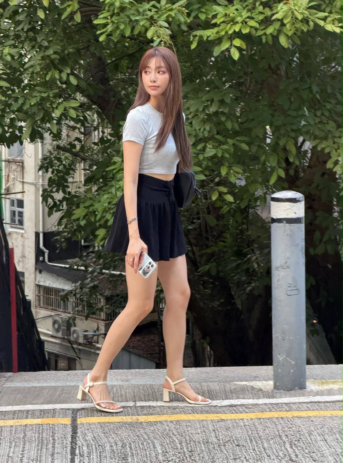 女神配對計劃2 俞可程 俞可程上半身穿著灰色貼身上衣,下半身配搭黑色短裙,整體打扮簡約卻難掩出眾氣質。(圖片來源:Threads@patricia_ko_ko)