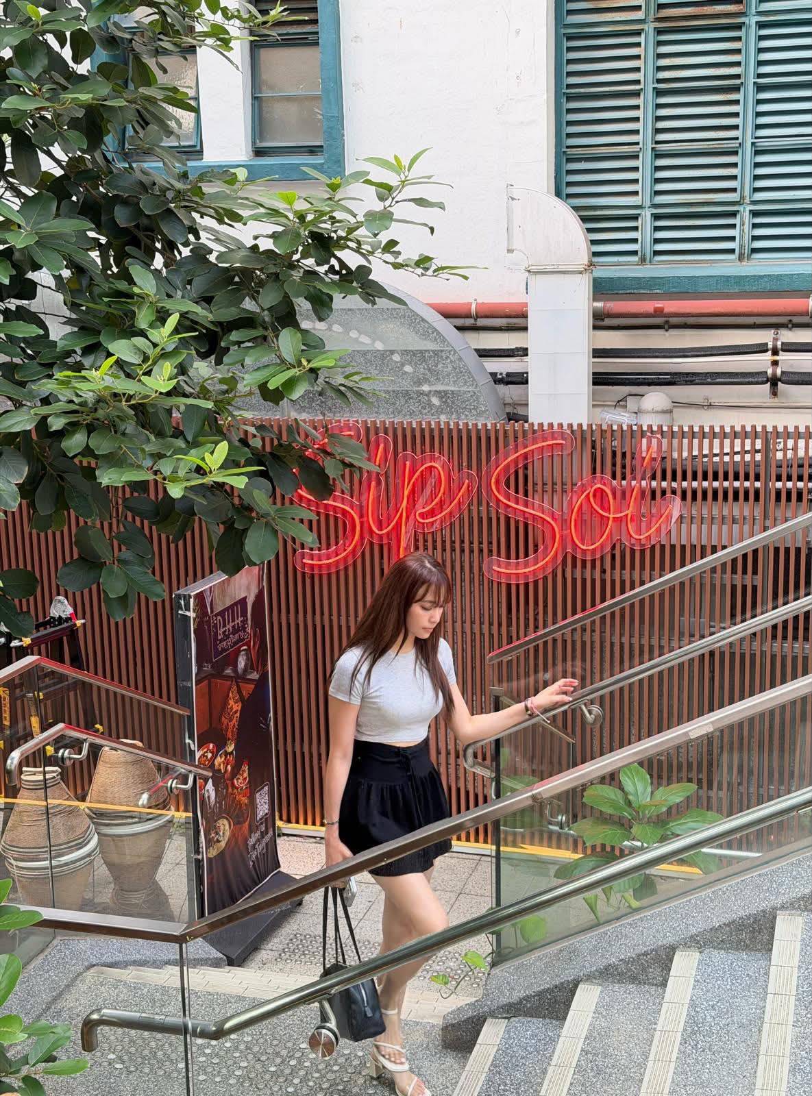 女神配對計劃2 俞可程 特別是在一張全身照以及她步上樓梯瞬間捕捉到的畫面中,其白滑修長美腿意外成為全場亮點。(圖片來源:Threads@patricia_ko_ko)