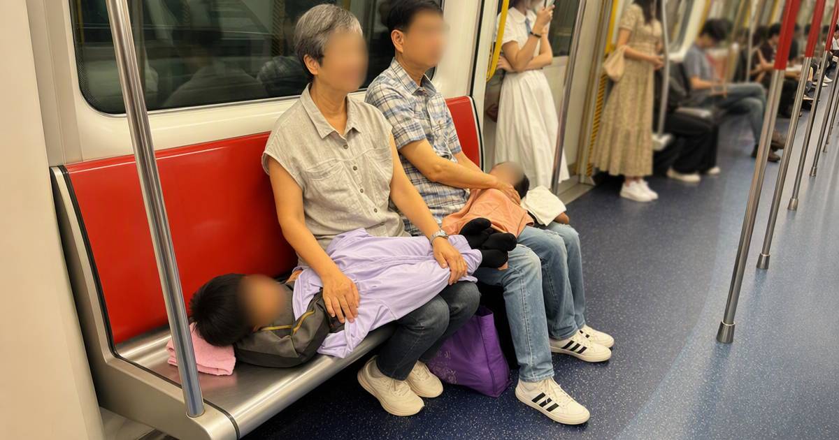 港鐵2男童脫鞋橫躺遭公審｜留言區竟反轉