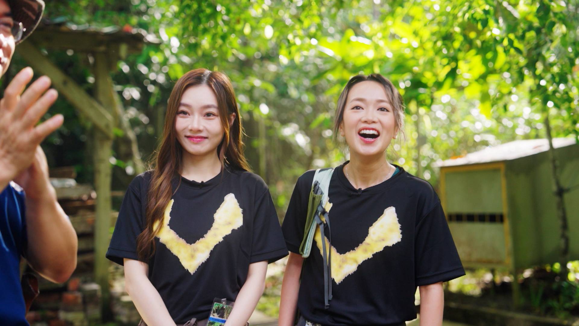 葛綽瑤、陳俞希穿上印有馬來熊標記的服裝模擬同類,逐步建立信任.jpg/raw