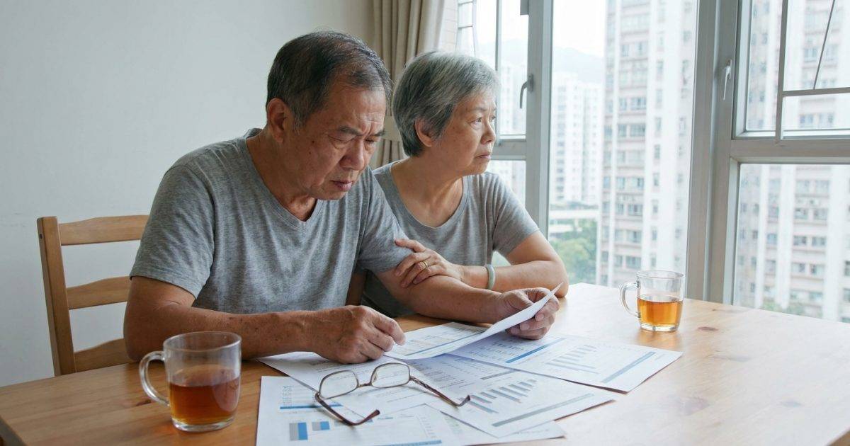 70歲夫婦畢生積蓄被掏空！誤信銀行買312萬保險｜家人揭文件造假怒轟：好過份！
