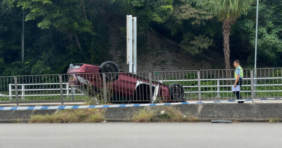 1人輕傷｜紅磡私家車翻轉後路面竟變成這樣