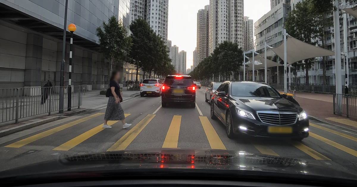 啟德中港牌私家車斑馬線逆線爬頭　下一幕嚇窒網民
