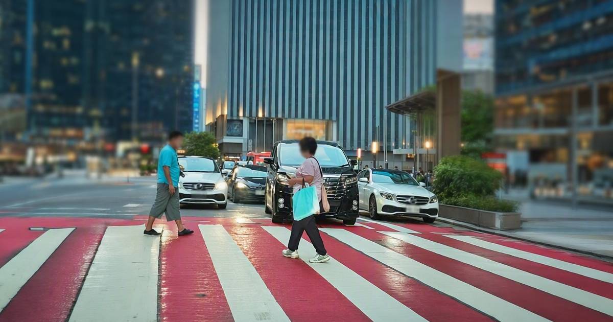 啟德兩地牌七人車逆線越過3車　斑馬線驚現一幕