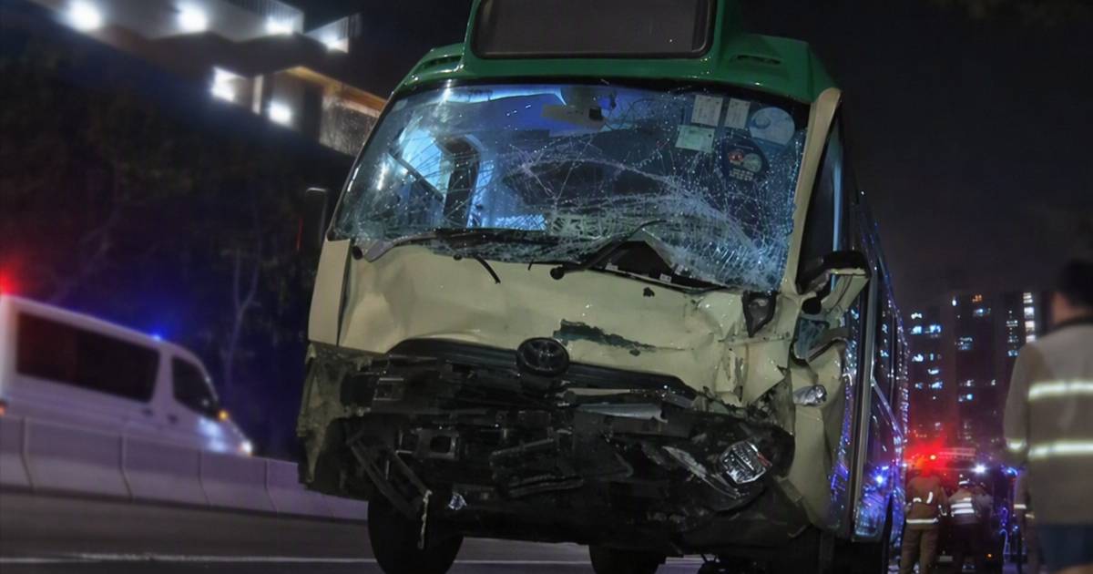 青衣小巴撞貨車12傷｜76歲司機判決出爐