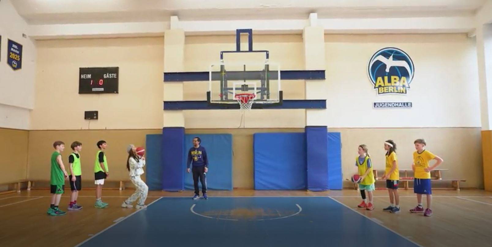 viutv 陳凱琳 陳凱琳與少年隊學員分組進行「Around the World」投籃遊戲,體驗趣味訓練模式。(圖片來源:ViuTV)
