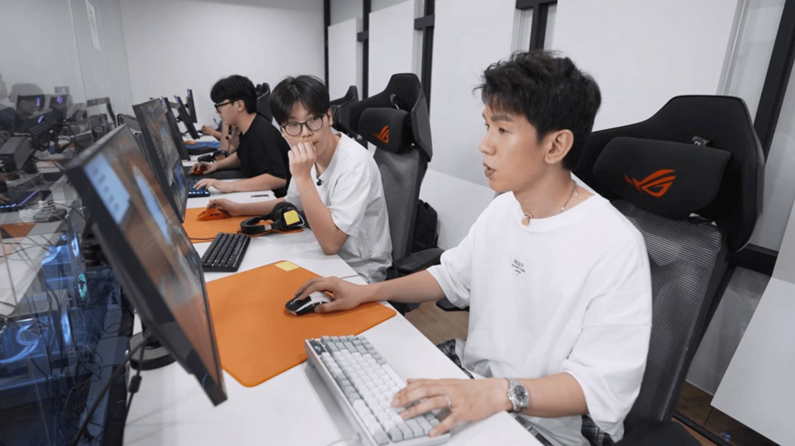 孩子你怎樣長大 林奕匡 林奕匡與綜合班學生 Kim Namwoo 交流,了解他選擇入讀電競學校的原因與學習體驗。(圖片來源:ViuTV)