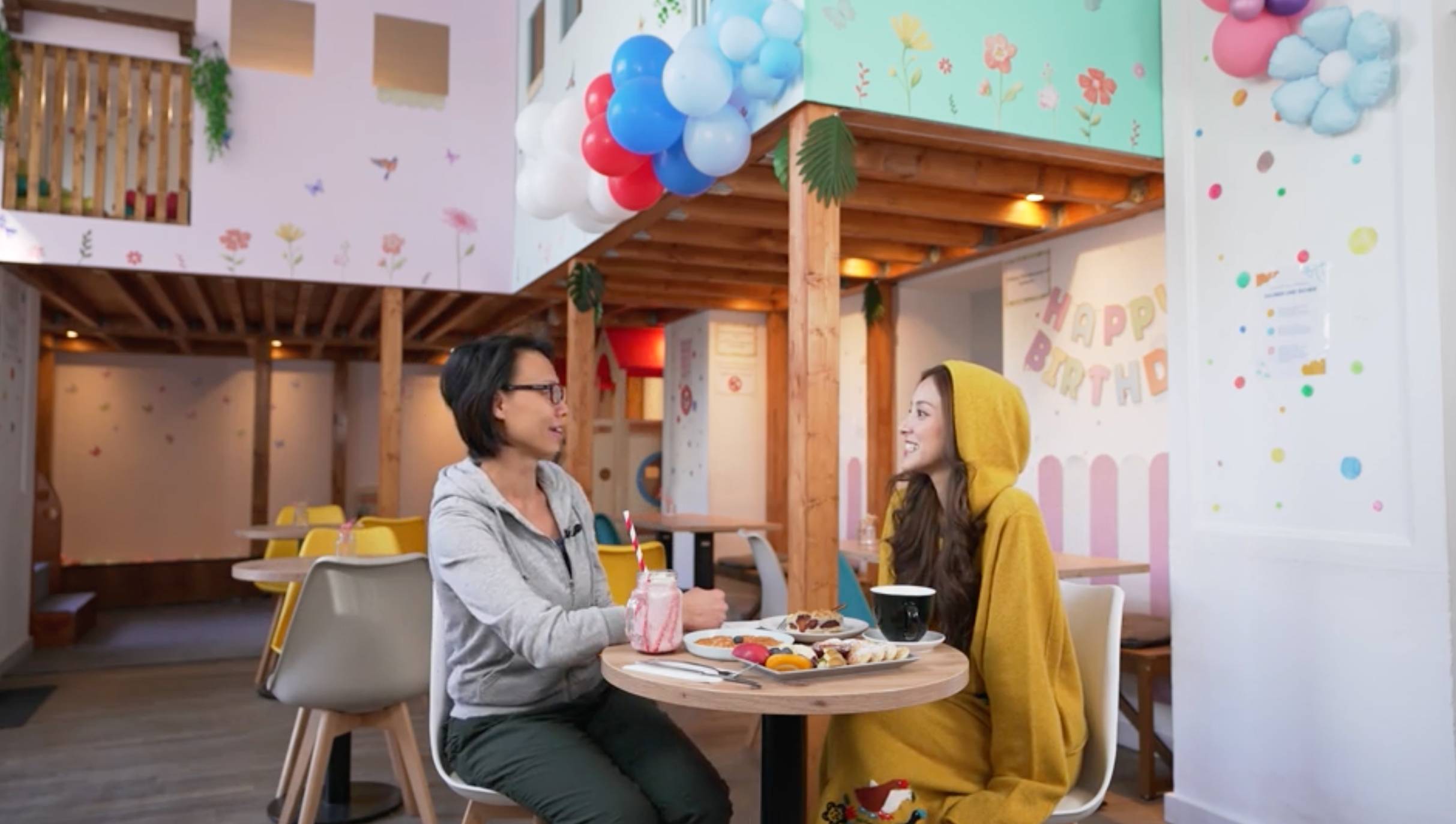 陳凱琳 孩子你怎樣長大 陳凱琳特地前往德國當地的親子 Cafe,與受訪全職媽媽林鈺玟親切交流,探討台港兩地媽媽的育兒日常與心聲。(圖片來源:ViuTV)