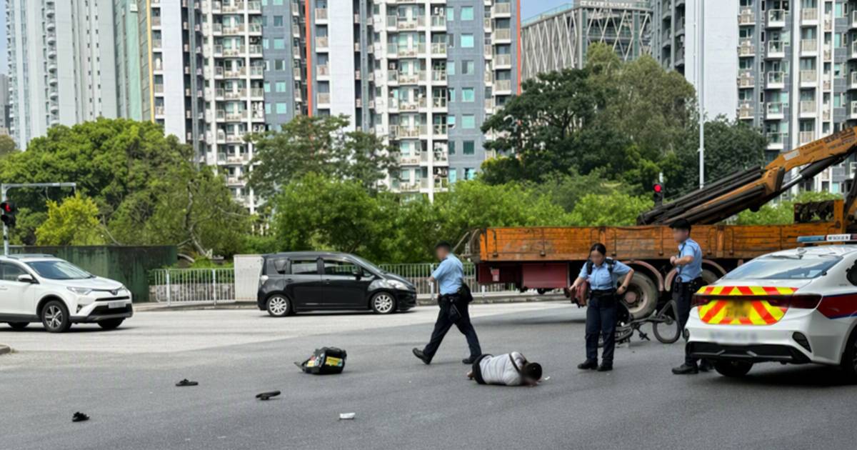 元朗警車撞電動單車外賣散滿地　3警落車後一幕曝光