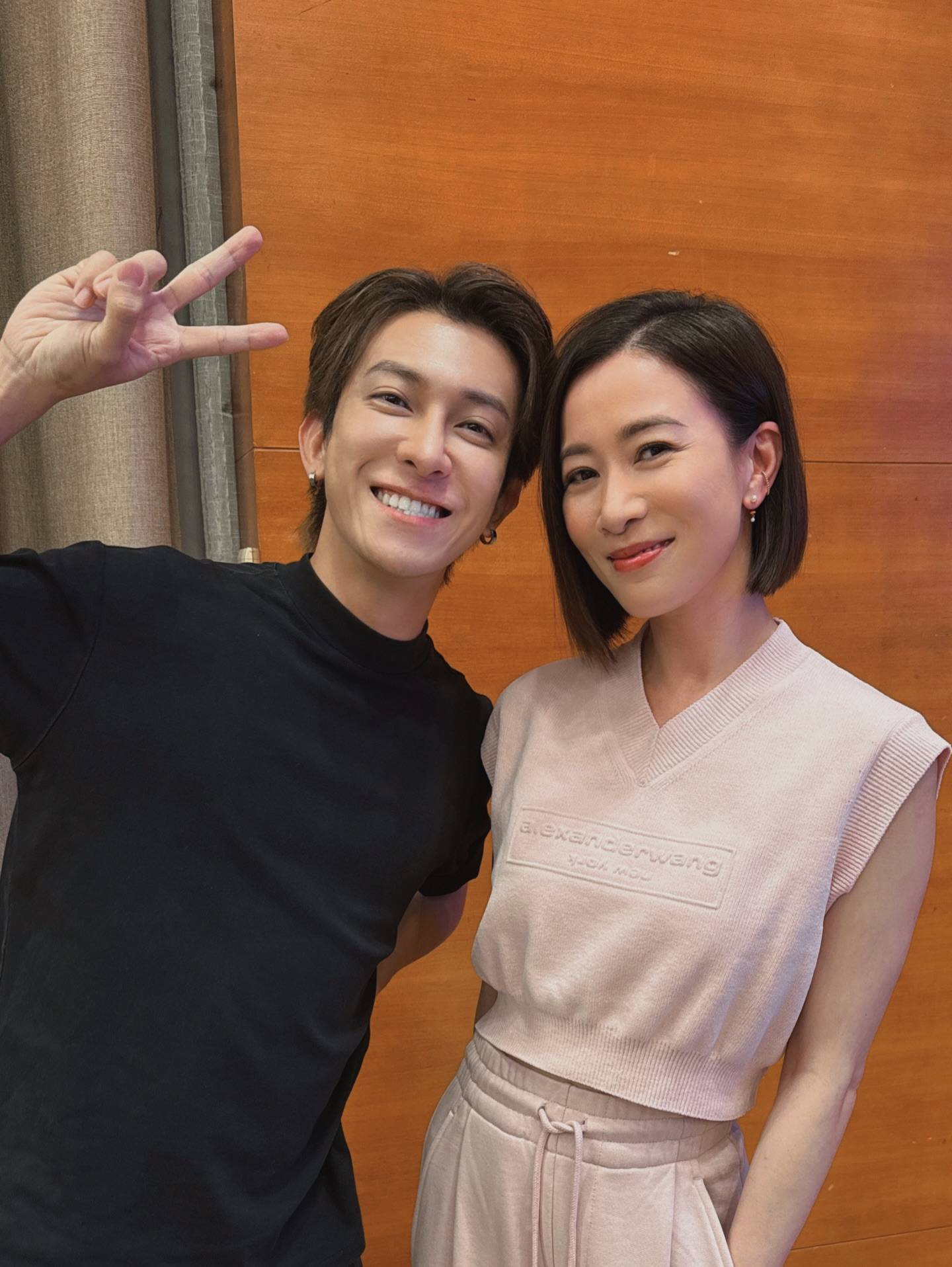 馮顯藝 泰服爭議 Auston與視后佘詩曼開心集郵。(圖片來源:馮顯藝IG)