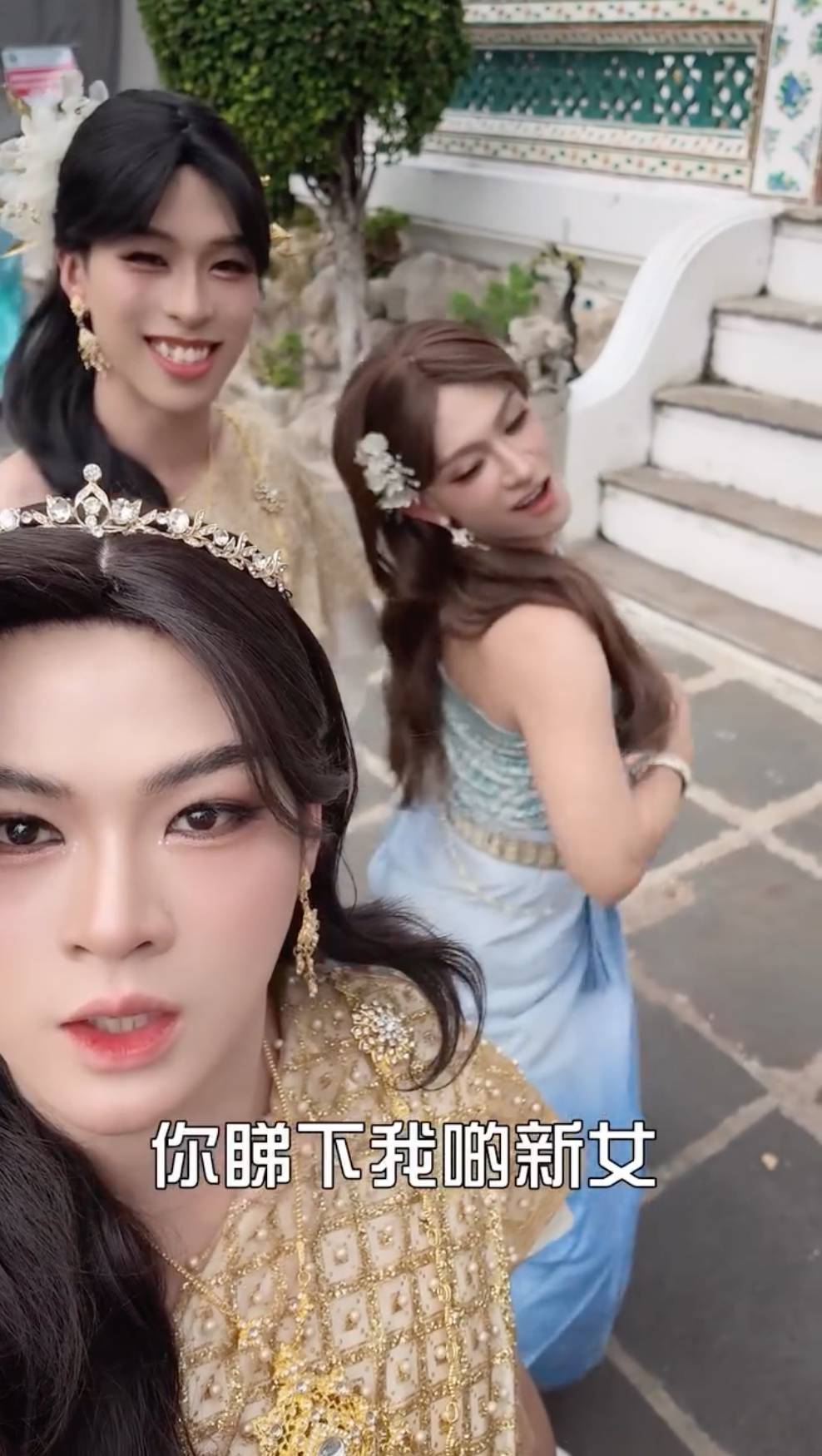 馮顯藝 泰服爭議 影片中他們還大玩「妓女爭客」情節,把自己當成媽媽生。(圖片來源:馮顯藝IG)