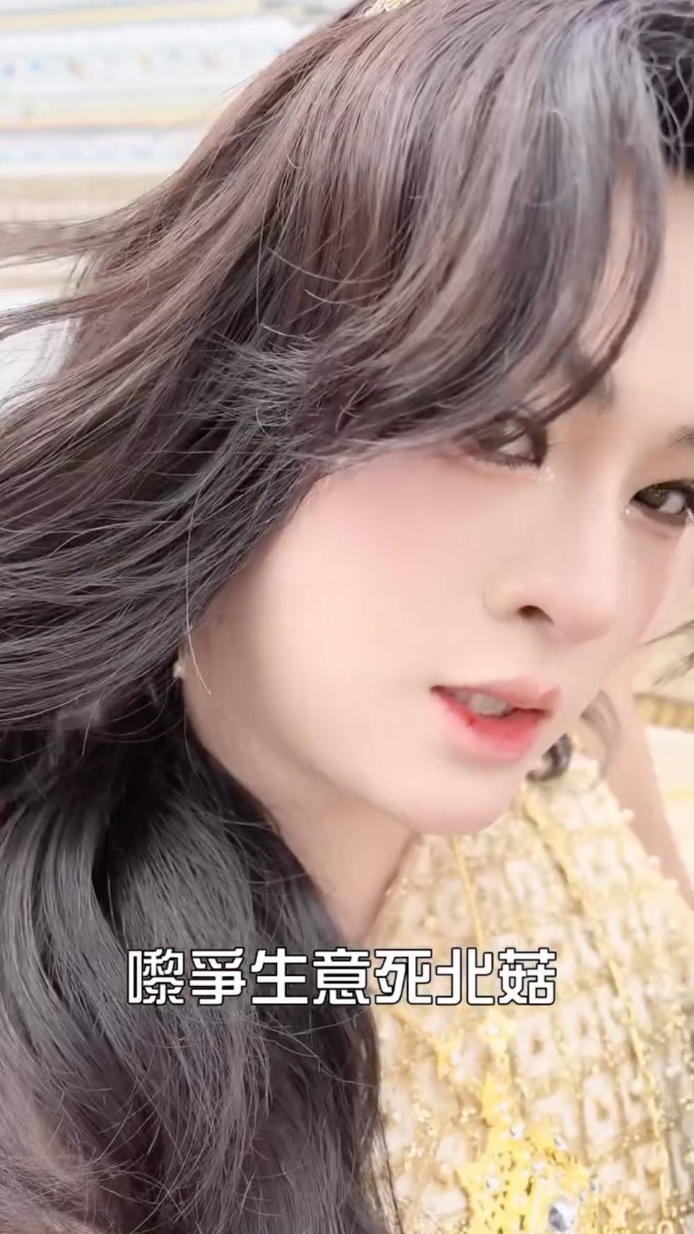 馮顯藝 泰服爭議 影片中他們還大玩「妓女爭客」情節,嘲諷道「你們都不夠漂亮」、「死北菇」。(圖片來源:馮顯藝IG)