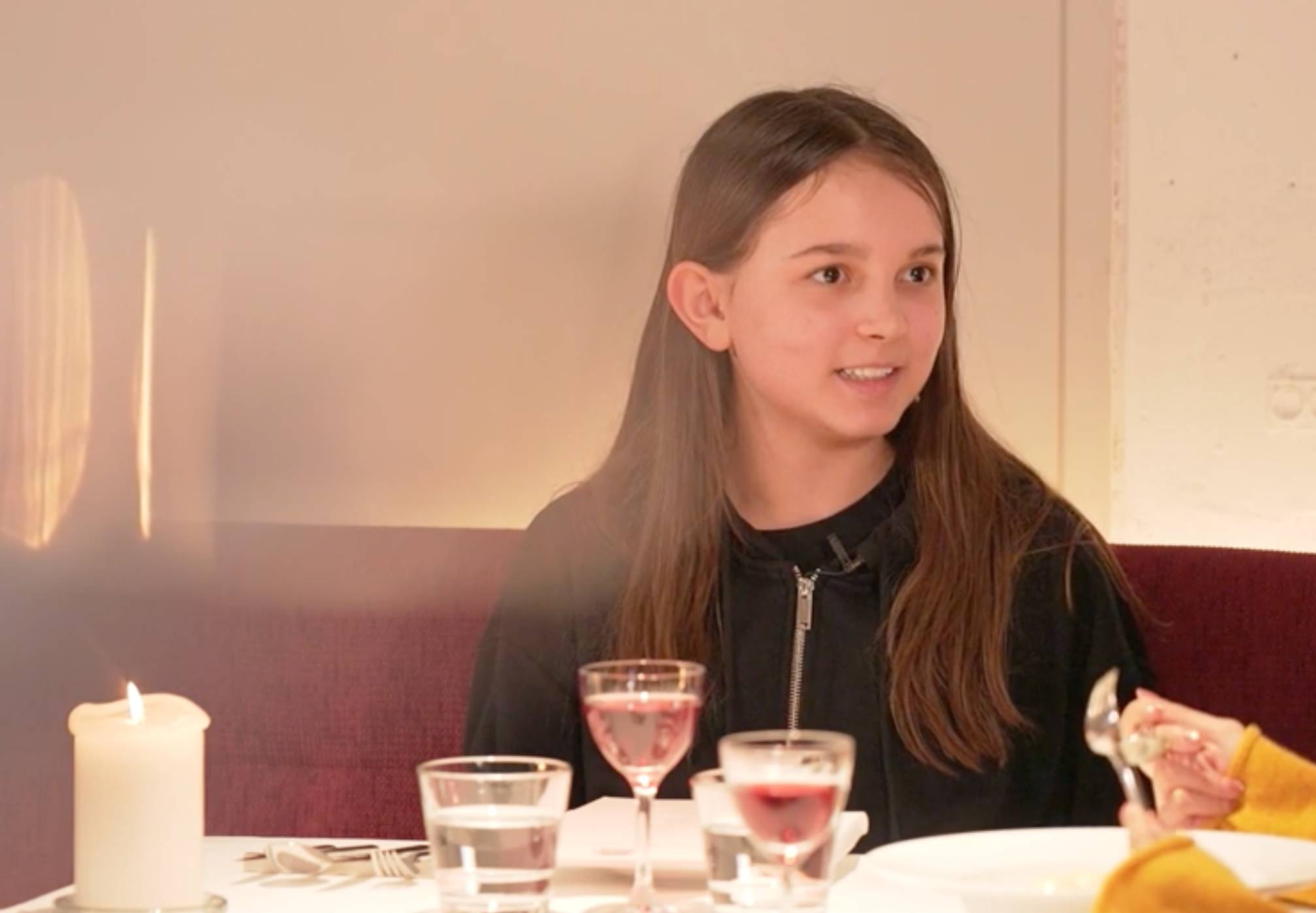 陳凱琳 孩子你怎樣長大 由老闆 12 歲女兒 Alice 擔任小導賞員,英談吐大方的她分享「胎裡素」理念,讓 Grace 驚嘆:「你才 12 歲,但思想真的好成熟!」(圖片來源:ViuTV)