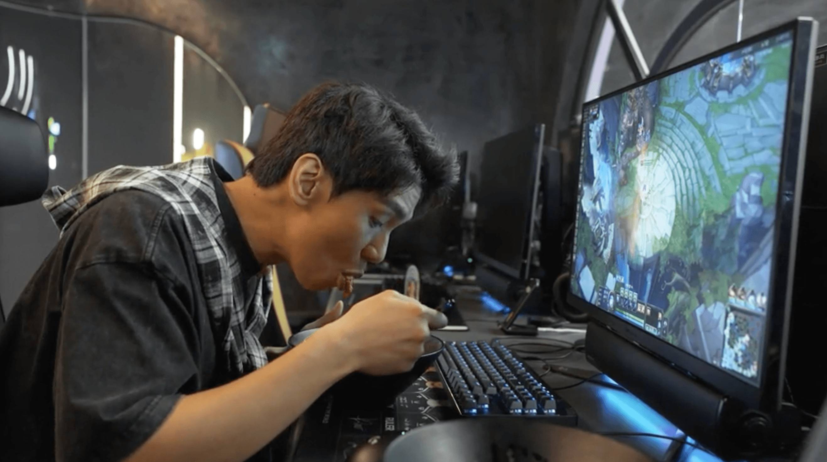 陳凱琳 孩子你怎樣長大 爸爸林奕匡體驗韓國獨特的 PC 房文化,開箱試食「Chovy拌麵」與「Ruler泡菜炒飯」,大讚是被網吧耽誤的美食餐廳!(圖片來源:ViuTV)