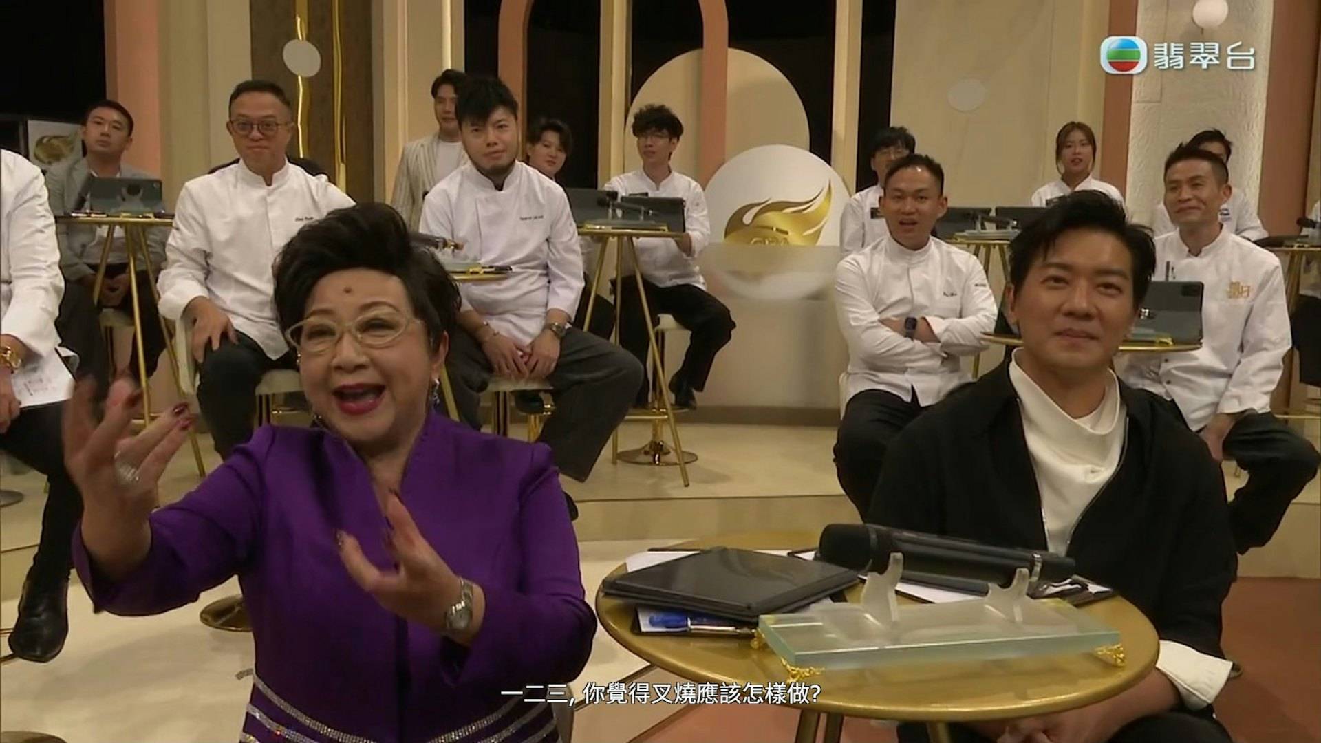 tvb 東張西望 薛家燕在試食「黯然銷魂叉燒飯」時展現親和力,笑稱自己身材正好是半肥瘦狀態,看著她吃便會感到銷魂。(圖片來源:TVB)