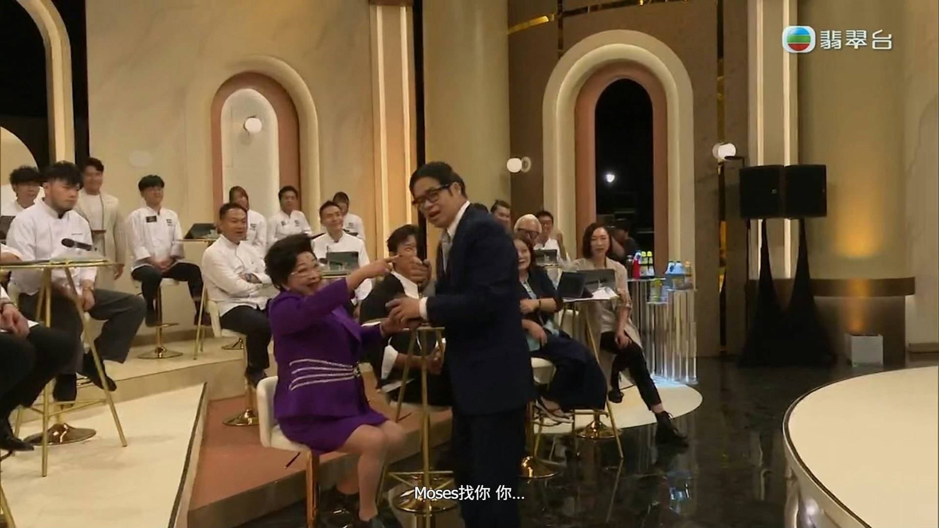 tvb 東張西望 面對難堪場面,家燕姐展現超強 EQ 與臨危不亂的執生能力,大嗌「陳豪搵你啊」瞬間轉移視線為對方解圍。(圖片來源:TVB)